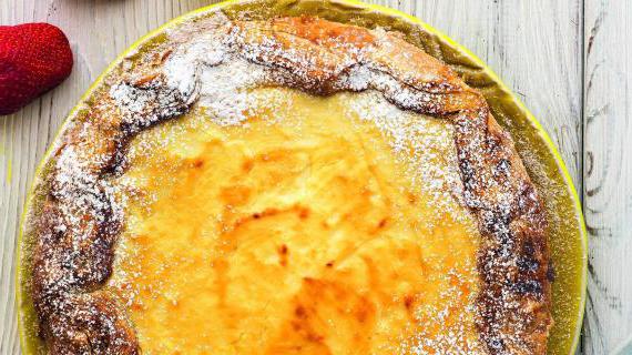 Вкусная и ароматная слоеная ватрушка с творогом и медом — идеальный десерт на завтрак