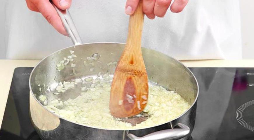 Обжарьте мелко нарезанный лук в глубокой сковороде с антипригарным покрытием на растительном масле примерно 8 минут, периодически помешивая, чтобы он стал мягким и прозрачным.