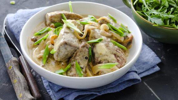Рецепт приготовления говяжьей печенки с луком и сметанным соусом