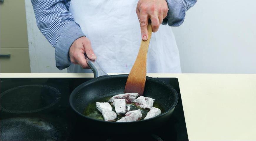 Нарежьте печенку порционными кусками толщиной около 1 см. Насыпьте муку на тарелку, добавьте немного черного перца и обваляйте каждый кусок печенки. Удалите излишки муки и обжарьте печенку на разогретой сковороде с маслом по 2 минуты с каждой стороны.