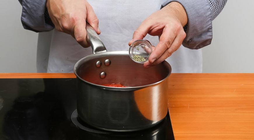 Смешайте протертые помидоры с маслом и сахаром, доведите до кипения, уменьшите огонь и варите 20 минут, периодически помешивая. Посолите, поперчите и добавьте орегано.