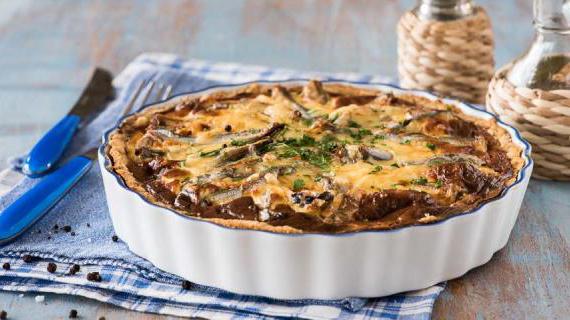 Очаровательный открытый пирог с мойвой: простой и вкусный рецепт