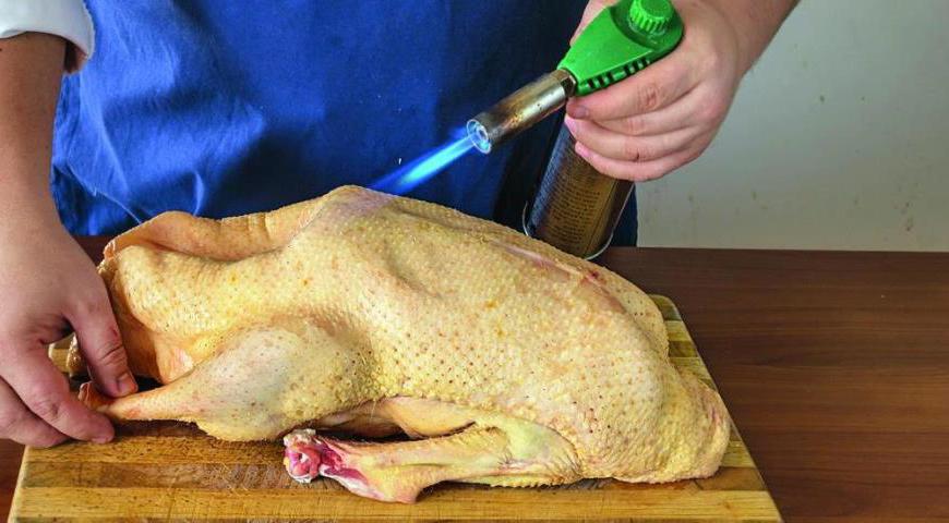 Если гусь заморожен, начните его размораживание заранее — не менее чем за 24 часа в холодильнике. Убедитесь, что он полностью разморожен, чтобы избежать неравномерного приготовления. Удалите лишние перья и проверьте брюшко на наличие внутренних органов.