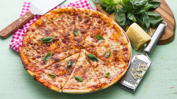 Домашняя тонкая пицца: вкусный и простой рецепт для всей семьи