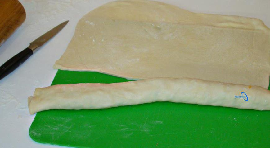 Аккуратно нарежьте рулет на части и выложите его в сковороду, формируя спираль. Можно сделать несколько таких спиралей.