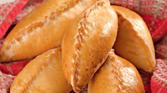 Рецепт пышных пирожков с молодой капустой и луком-пореем