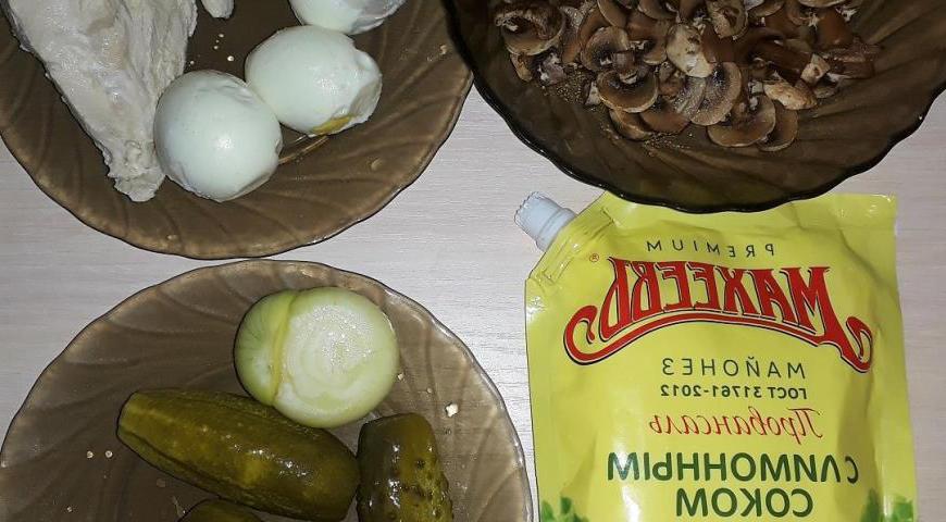Куриную грудку тщательно промойте и отварите до готовности. Яйца также отварите вкрутую, затем остудите и очистите.