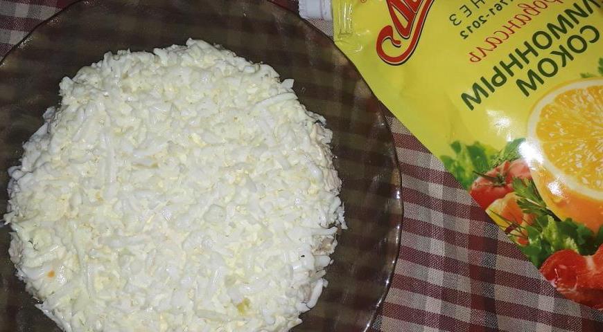 Третий слой — яичные белки, натертые на крупной терке.