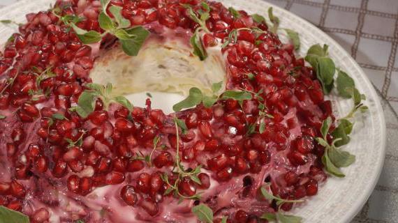 Рецепт салата Гранатовый браслет: праздничное оформление и изысканный вкус