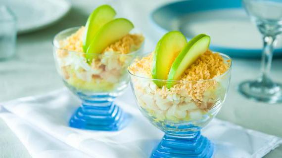 Рецепт салата Мимоза с копчёной рыбой и яблоком — свежий вкус классики