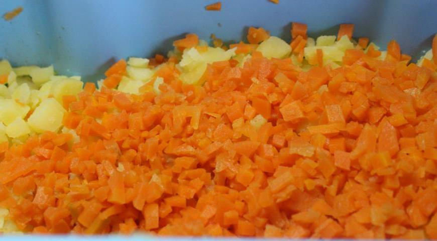 Очистите и нарежьте кубиками отварной картофель и морковь.