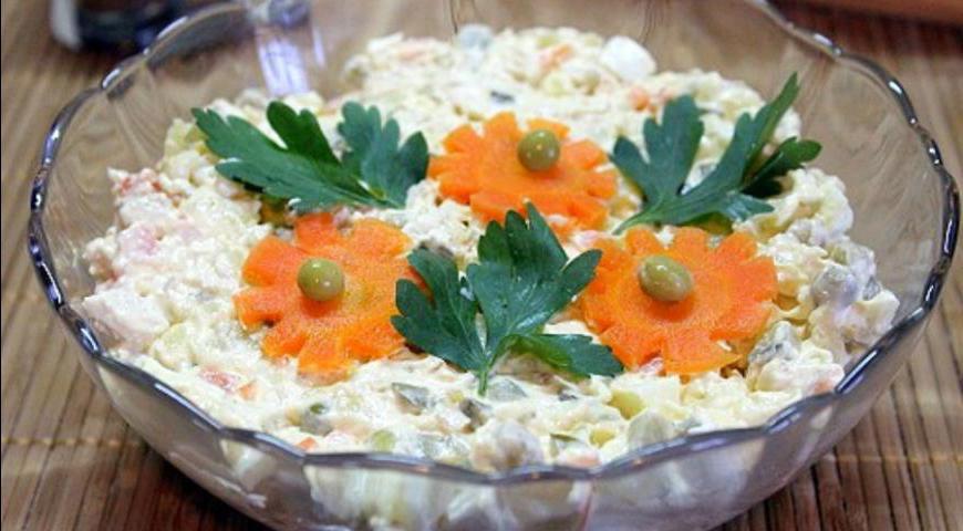 Переложите готовый салат в салатники, украсьте по желанию свежей зеленью или овощными дольками.