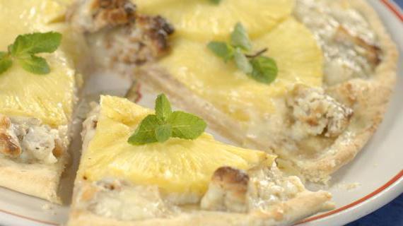 Рецепт сладкой пиццы с ананасами и миндалем