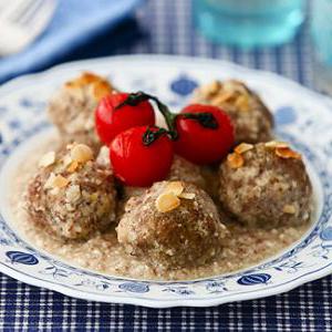 Вкусные мясные клецки в ароматном миндальном соусе, приготовленные в мультиварке