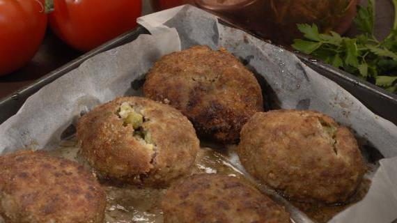 Рецепт сочных зраз с ароматным зеленым горошком и свежей зеленью