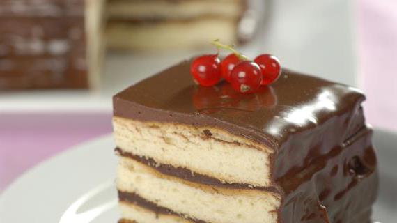 Осенний вечер: вкусный торт с шоколадным кремом — идеальное угощение для душевного вечера