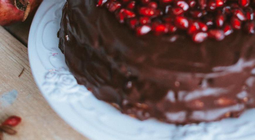 Перед подачей украсьте торт гранатовыми зернами, орехами, свежими ягодами или посыпкой. Это придаст праздничный вид и дополнит вкусовой букет. Наслаждайтесь ароматным чаепитием!