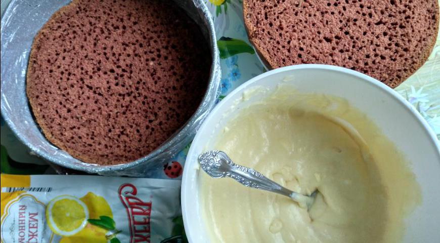 Для крема доведите молоко до кипения, добавьте манную крупу и варите, постоянно помешивая, пока масса не станет очень густой. Остудите кашу. Тем временем взбейте мягкое сливочное масло с сахаром до пышности. Постепенно введите остывшую манную кашу, продолжая взбивать. В конце добавьте лимонный джем «Махеев» и ещё раз хорошо взбейте смесь блендером до однородной консистенции. Выложите крем на один из коржей, накройте вторым и оставьте на несколько часов для пропитки.