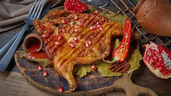 Рецепт цыпленка табака с ароматным чесночным соусом и гранатом