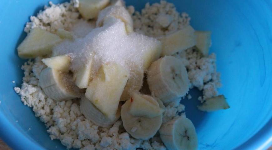 Влейте лимонный сок, добавьте щепотку соли, сахар или мёд по вкусу.
