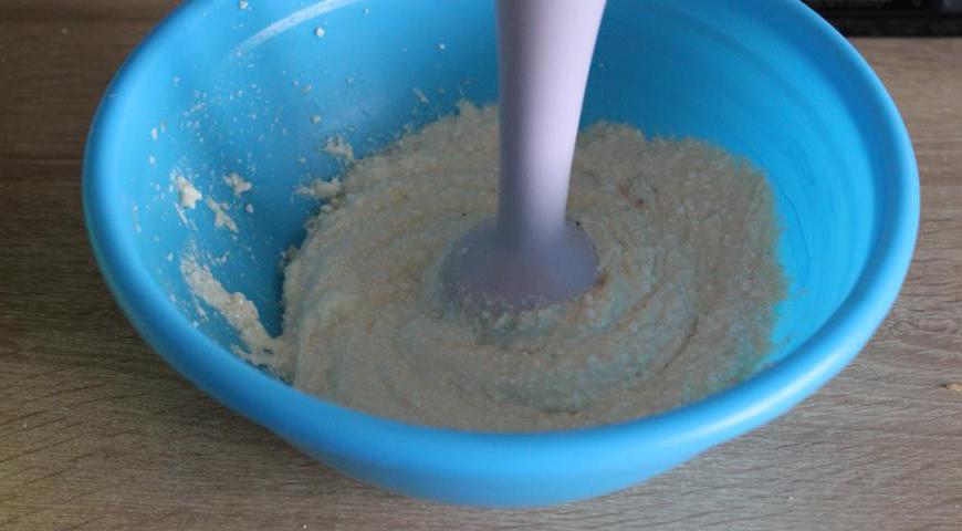 Измельчите массу с помощью блендера до однородной консистенции.