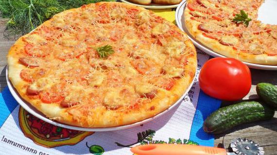 Рецепт вкусной домашней пиццы "Улётная" с сыром и сосисками