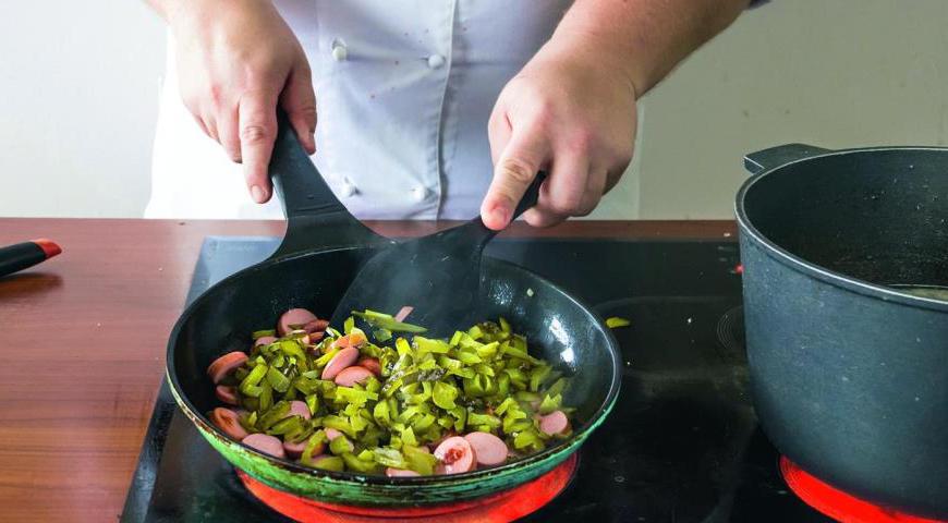 Добавьте в сковороду вареное мясо, перемешайте и обжаривайте 7 минут. Верните бульон в кастрюлю, добавьте содержимое сковороды. Варите на медленном огне 12 минут.