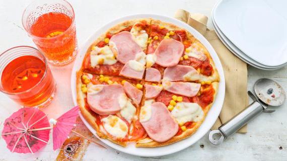 Изысканная пицца с колбасой и сочными помидорами