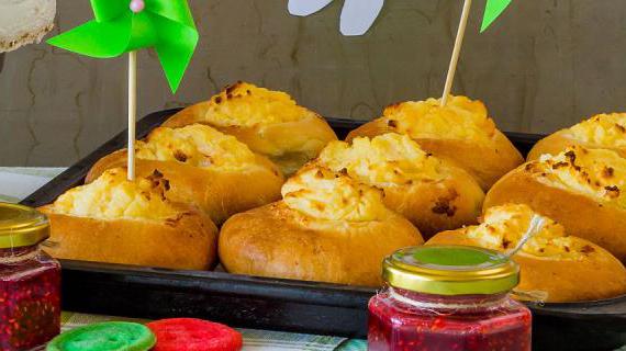 Домашние ватрушки с творожной начинкой: простой и вкусный рецепт