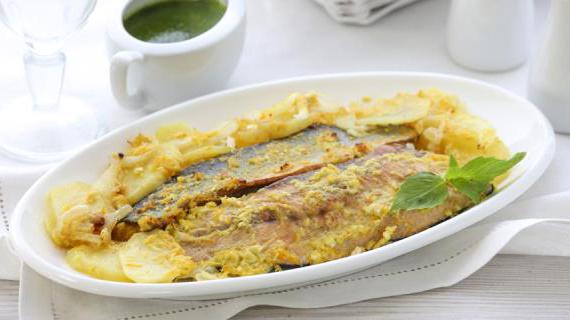 Запечённый голец с картофелем и ароматным соусом песто: вкусное блюдо для семейного ужина