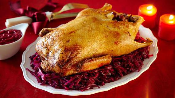 Праздничный ужин: Запечённый гусь с каштанами, грушами и красной капустой