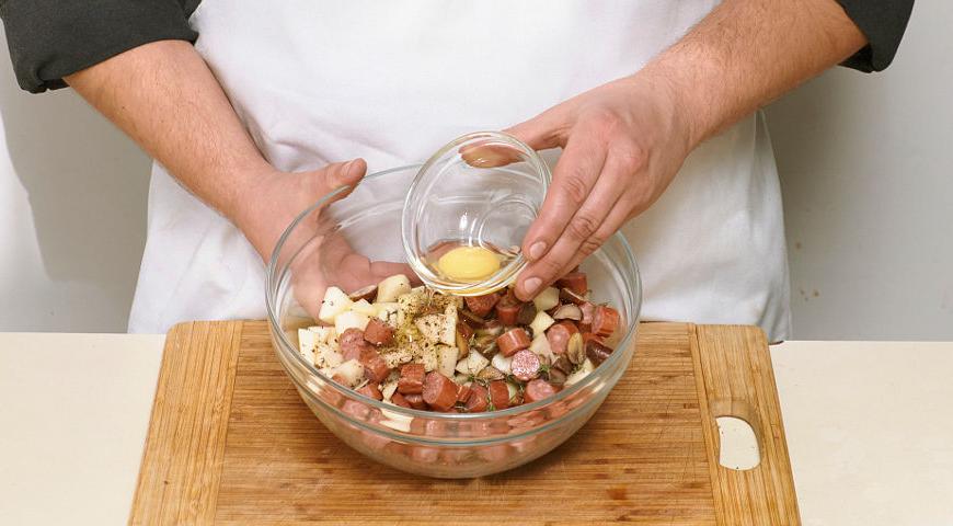 Очистите груши от кожуры и семян, нарежьте их мелкими кубиками. Каштаны и колбаски также порежьте кубиками. Все ингредиенты смешайте в миске, добавьте яйцо, свежий тимьян и перец. Тщательно перемешайте до однородности.