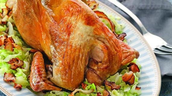 Рецепт запеченной цесарки с капустой и копченым салом