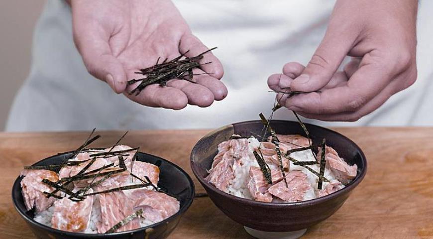 Посыпьте блюдо полосками нори, сбрызните соевым соусом по вкусу. Васаби предложите гостям отдельно вместе с дополнительной бутылочкой соевого соуса.