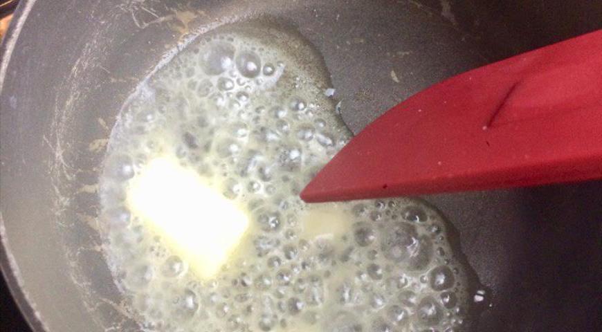 В удобной чашке смешайте воду и куриный бульон, добавьте соль. Поставьте в микроволновую печь и нагрейте почти до кипения — примерно 3–5 минут. За это время подготовьте ковш: поставьте его на средний огонь (на электроплите уровень 3,5 из 6) и дайте хорошо прогреться. После того как дно станет горячим (без дымка), добавьте сливочное масло и дождитесь его полного растапливания. Обычно нагрев ковша занимает около 2–3 минут.