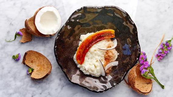 Рисовая каша с кокосовым молоком, карамелизованным бананом и корицей — экзотический завтрак для двоих