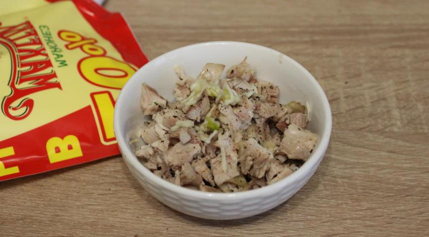Куриное филе нарезать мелкими кубиками. Добавить мелко измельчённый чеснок и черный перец. Хорошо перемешать.