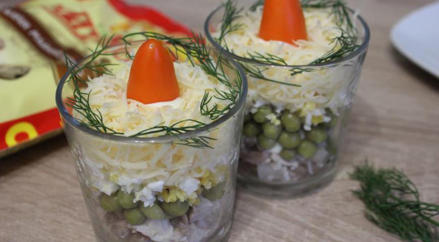 Украсить каждый стаканчик маленькими веточками укропа. Салат готов! Поздравляем с наступающим Новым Годом!