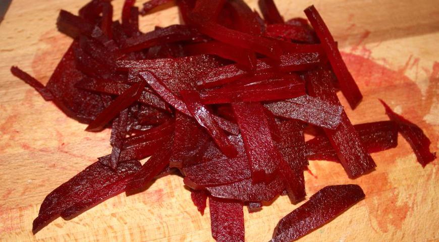 Говяжий язык и свёклу нарежьте одинаковыми брусочками. Один небольшой кусочек свёклы (примерно 1/10 часть) оставьте для последующего приготовления соуса.