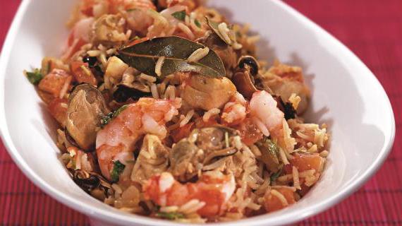 Изысканная испанская паэлья с морепродуктами и курицей — восхитительный ужин для гурманов