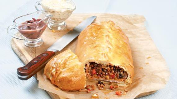 Роскошная кулебяка «Демидовская» с телятиной, гречкой и черносливом