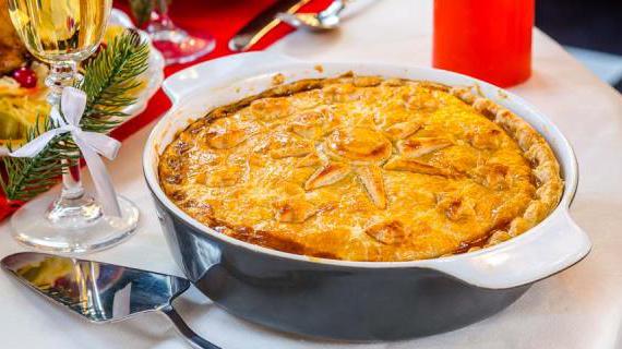 Роскошная кулебяка с лососем для праздничного стола