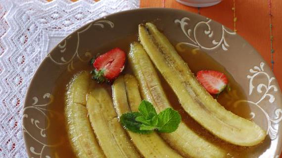Роскошные бананы Фостер с карамельным ароматом и ликером