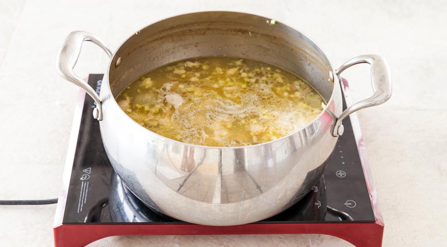 Аккуратно выньте цыпленка и мясо с телячьей кости. Остудите немного, отделите мясо от костей, нарежьте на мелкие кусочки и верните обратно в суп. Измельчите содержимое кастрюли блендером до получения однородной консистенции или оставьте небольшие кусочки по желанию. Посолите и поперчите.