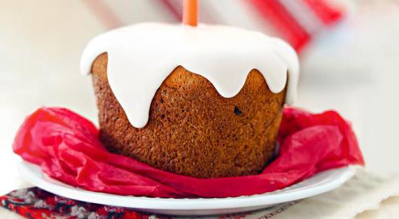 Роскошный миндальный кулич с изюмом и амаретто