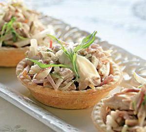 Элегантный мясной салат с фруктами и травами для изысканного ужина