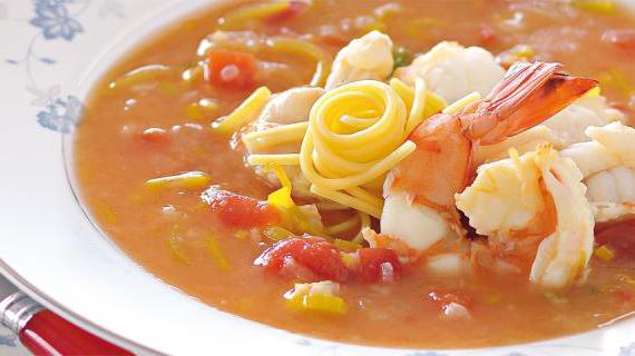 Роскошный морской суп с омарами, креветками и яичной лапшой