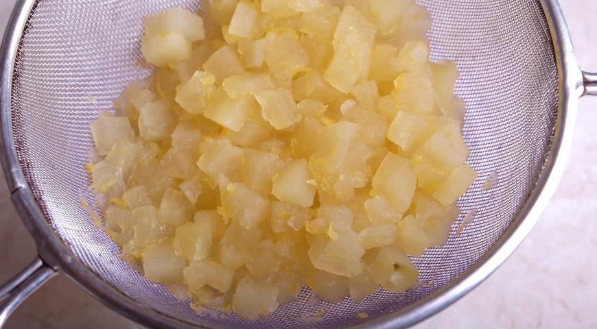 Яблоки процеживаем через сито или дуршлаг.