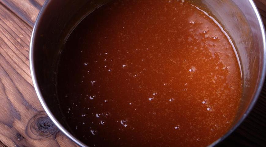 Добавляем размягченное сливочное масло и продолжаем мешать до получения гладкой массы.