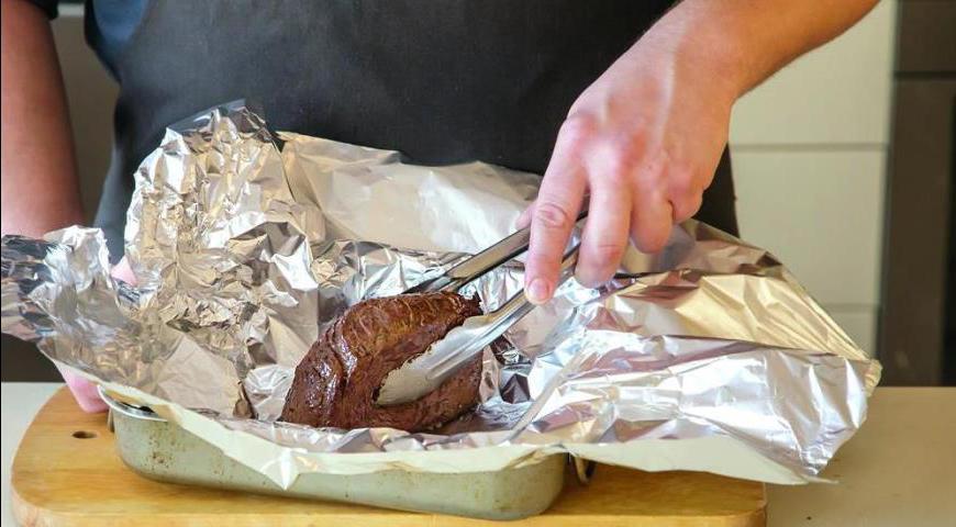 Заверните обжаренное мясо в пищевую фольгу и поместите в духовку, предварительно разогретую до 170 °C. Запекайте до достижения желаемой степени готовности (20–55 минут). После выпекания дайте ростбифу полностью остыть в фольге (3–4 часа). Для салата вам понадобится примерно треть от всего количества мяса, которое необходимо нарезать кубиками размером 1,2 см. Оставшееся мясо можно подать в качестве холодной закуски, нарезав его тонкими ломтиками.